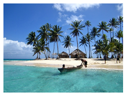 Vacances au Panama, île paradisiaque avec lancha utilisée par les locaux pour transporter les touristes vers les îles de Coïba ou Isla Iguana par exemple. Ici, il s'agit de l'île Kuna.